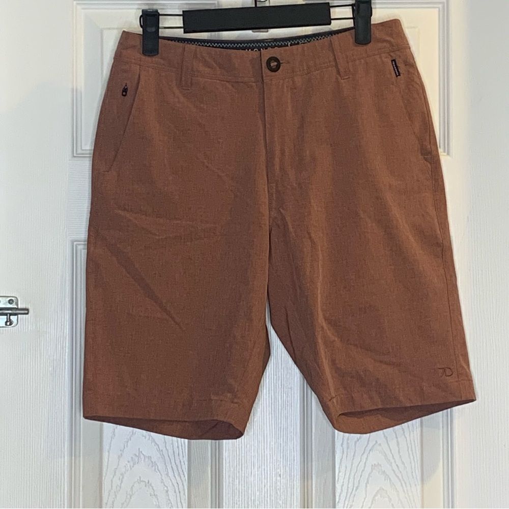 7 Diamonds Aeroplane Performance Golf Shorts Size 29
Rustic Red Color